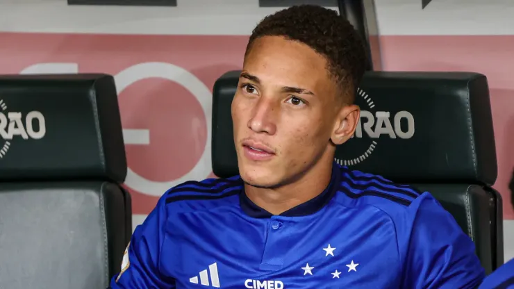 Robert jogador do Cruzeiro durante partida contra o Athletico-PR no estádio Mineirão pelo campeonato Brasileiro A 2023. Foto: Gilson Lobo/AGIF
