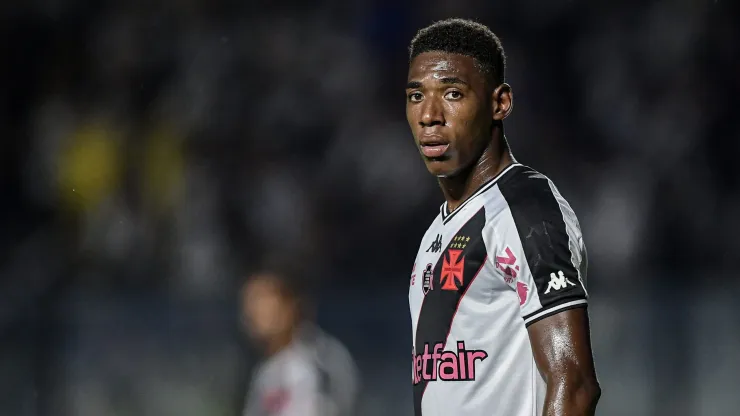 Léo, jogador do Vasco, durante partida contra o Cuiabá (Foto: Thiago Ribeiro/AGIF)
