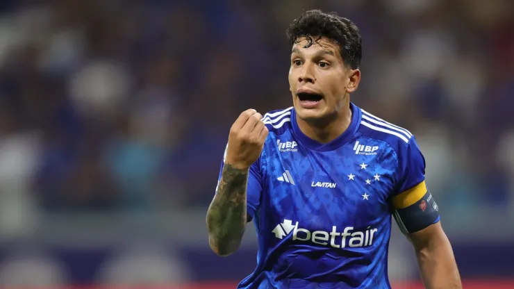 Lucas Romero, jogador do Cruzeiro, durante partida contra o Vasco, pelo Brasileirão Betano.
