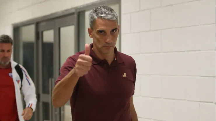 Vojvoda, técnico do Fortaleza, chegando na Arena Pernambuco para a partida contra o Sport, pela Copa do Nordeste de 2024.
