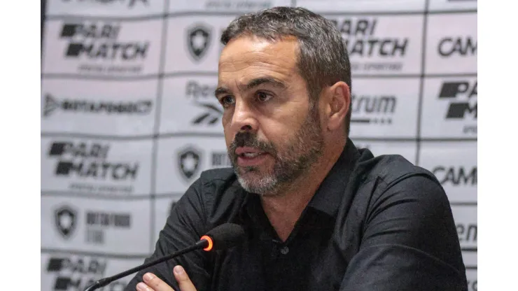 Artur Jorge em entrevista coletiva após confronto contra o Athletico-PR no Brasileirão 2024.
