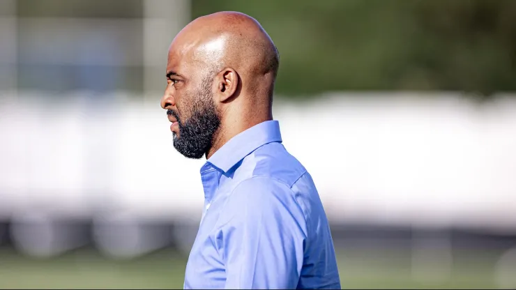 Fabinho Soldado, diretor de futebol do Corinthians, durante treino no CT Joaquim Grava.
