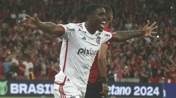 Evertton Araujo, jogador do Flamengo, comemora seu gol durante partida contra o Athletico-PR (Foto: Gabriel Machado/AGIF)
