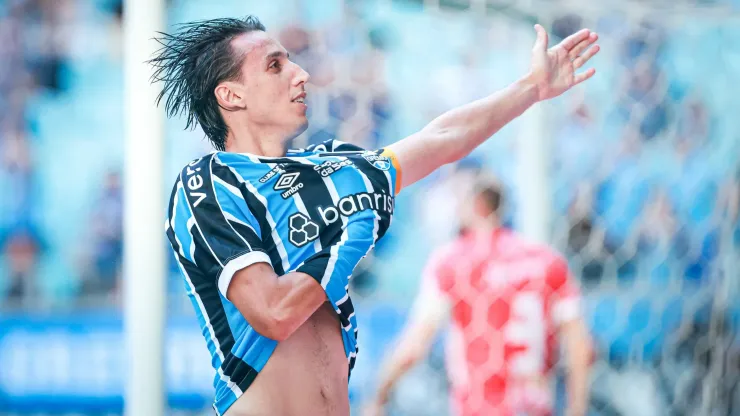 Pedro Geromel jogador do Gremio comemora seu gol durante partida contra o Guarany de Bage no estadio Arena do Gremio pelo campeonato Gaucho 2024. 
