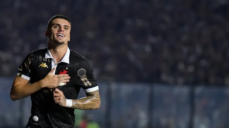 Gabriel Pec jogador do Vasco comemora seu gol durante partida contra o Coritiba no estádio São Januário pelo campeonato Brasileiro A 2023. Foto: Thiago Ribeiro/AGIF
