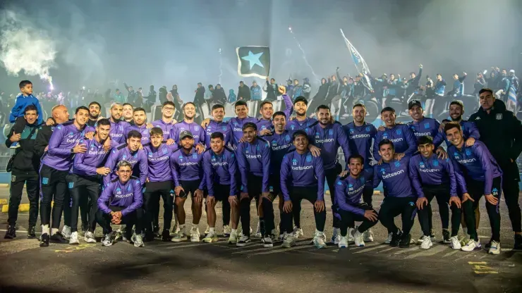 Torcida do Racing faz bandeiraço. Foto: Reprodução/Racing/X