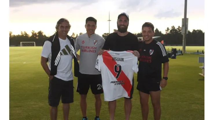 Higuaín visitó la pretemporada de River y los hinchas le piden una sola cosa