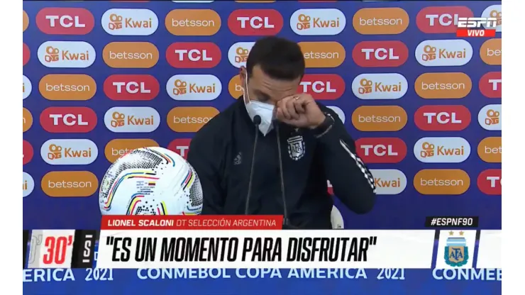 Lionel Scaloni se emocionó en la conferencia de prensa.
