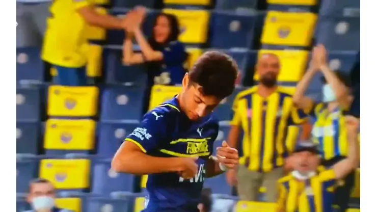 Video: metió un gol y quiso besar el escudo de su equipo, pero todo cambió al ver su camiseta