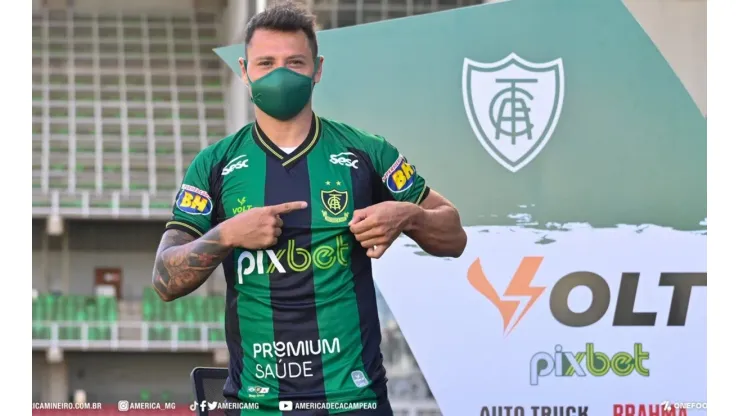 El delantero y su nueva camiseta (Foto: América Mineiro)
