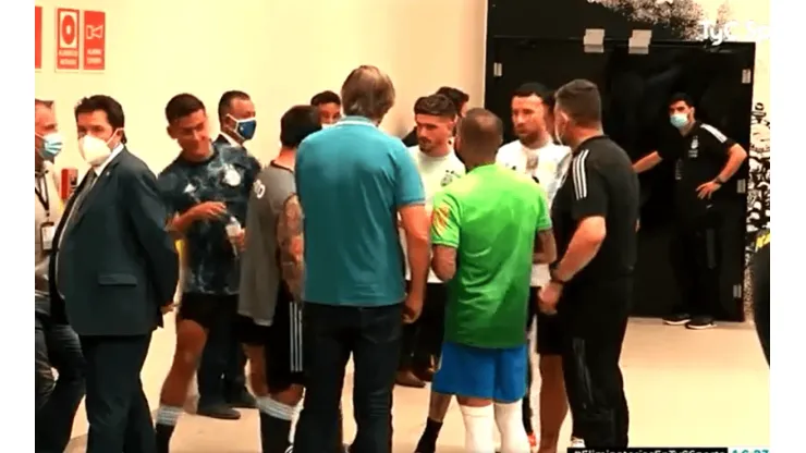 Video: la reacción de Dybala cuando vio a Messi con una pechera de fotógrafo