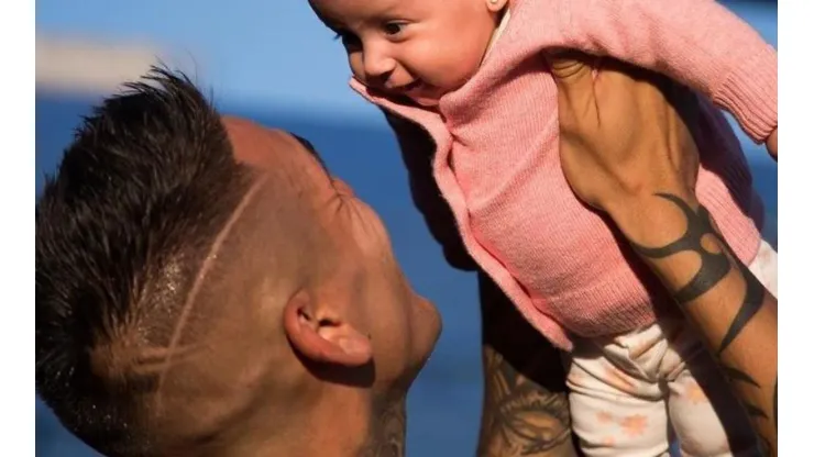 Las fotos de Centurión con su hija por primera vez en una cancha