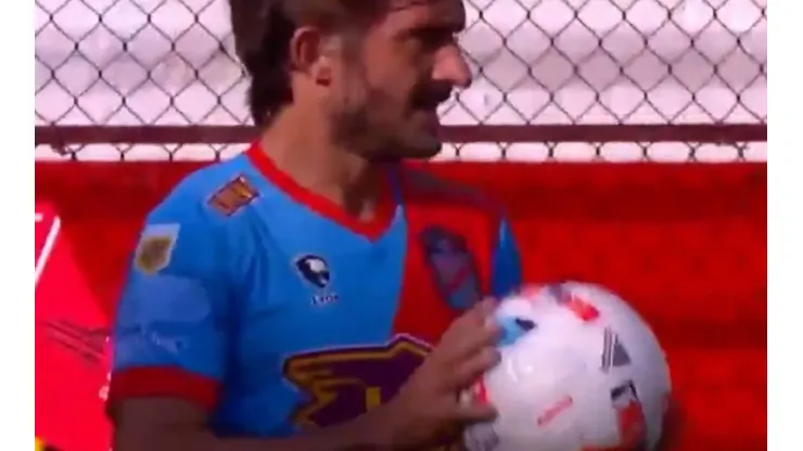 ¿Qué hizo? Emiliano Papa protagonizó un increíble blooper al sacar un lateral