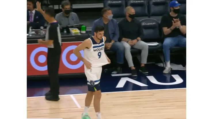 Leandro Bolmaro debutó en la NBA con una espectacular asistencia