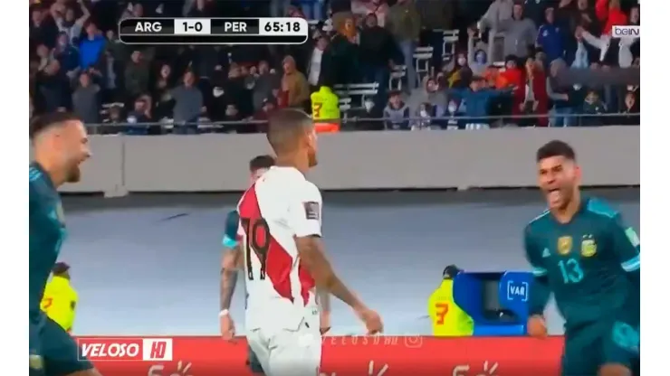 Sincronización perfecta: Otamendi y Cuti Romero se burlaron de Yotún por errar el penal