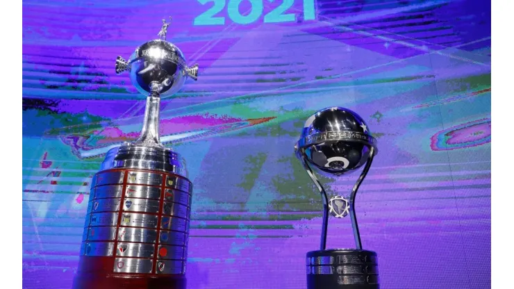 Trofeos de la CONMEBOL Libertadores y CONMEBOL Sudamericana (Foto: Getty Images)
