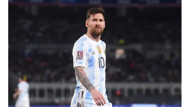 Messi no puede creer el insólito gol en contra que hizo Pezzella. (Getty)
