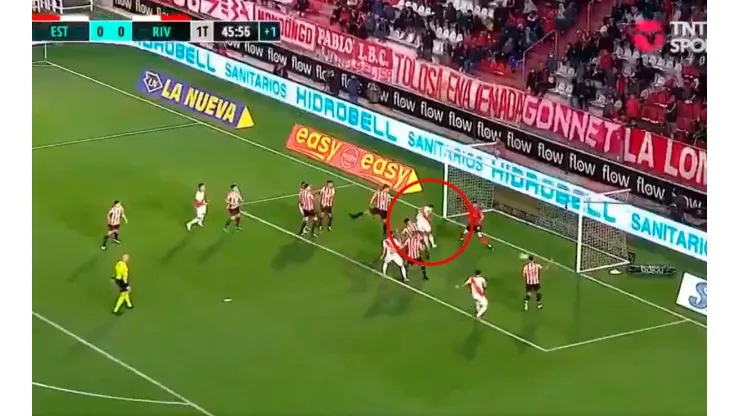 VIDEO | Rojas le ganó a todos en el área y puso el 1-0 de cabeza para River