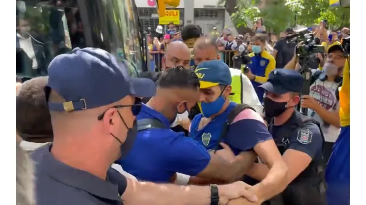 Un hincha encaró a Villa en la llegada de Boca a Mendoza.
