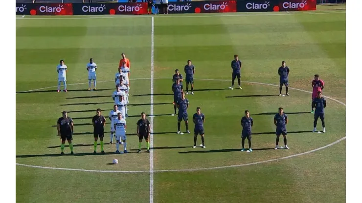 El homenaje a Maradona previo al Gimnasia-Talleres (Foto: @SC_ESPN vía Twitter)
