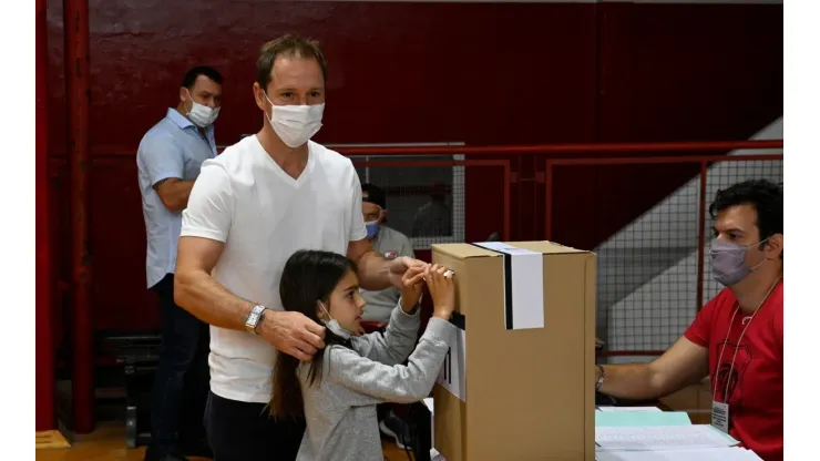 Jorge Brito, el flamante presidente de River, votó cerca del mediodía y estuvo acompañado por una de sus hijas.
