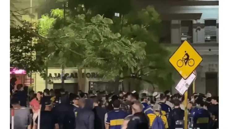 Un hincha de Boca festejó la Copa Argentina saltando arriba de un árbol.
