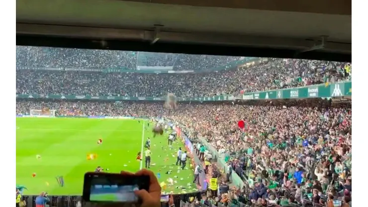 VIDEO | La lluvia de peluches que cayó la cancha del Betis