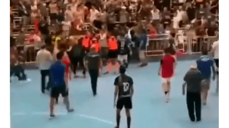 VIDEO | Terrible tangana en un partido clave de futsal