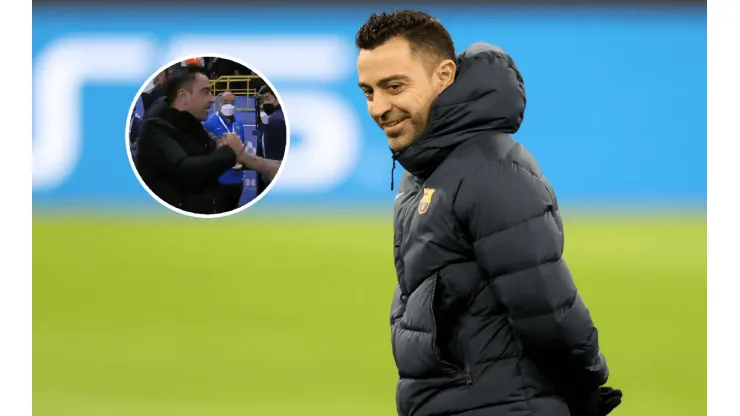 Xavi y su saludo a un jugador de Boca.
