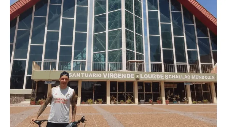 Enzo Pérez fue en bicicleta a agradecerle a la Virgen de Lourdes: ¿Le pidió la Copa para el 2022?