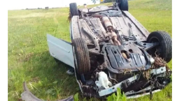 Impresionante accidente y vuelco de un jugador de la Liga Profesional