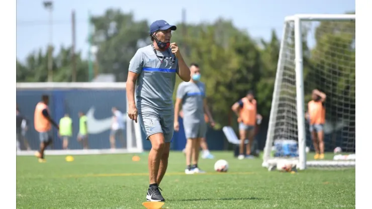 Pedro Troglio está buscando un delantero y quiere a Mauro Zárate.
