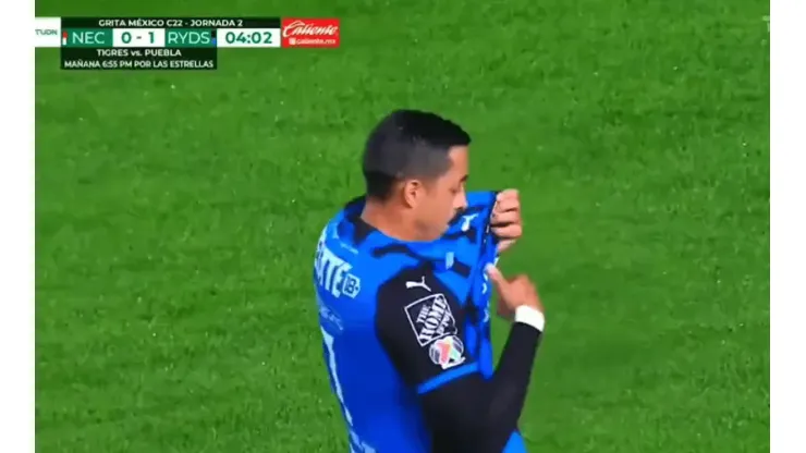 Rogelio Funes Mori quiso besarse el escudo, pero su camiseta no se lo permitió