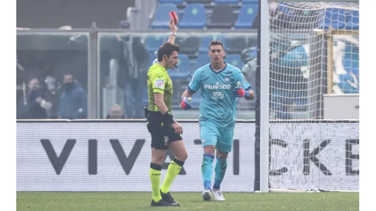 Musso y una jornada para el olvido: el argentino vio la roja y Atalanta cayó por la Serie A