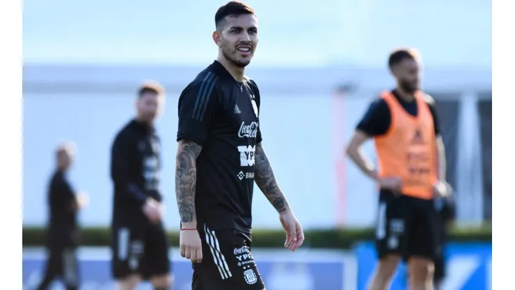 Tremendo apoyo: una figura sudamericana se cruzó con un periodista para defender a Leandro Paredes