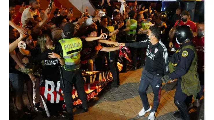 Locura por River en Lima: apenas se levantó el toque de queda, los hinchas coparon el hotel