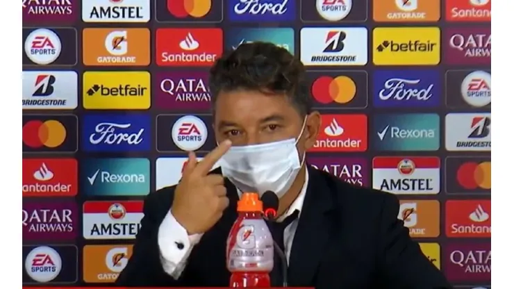 VIDEO | Gallardo, enfurecido con un periodista en plena conferencia: "Te estoy contestando..."