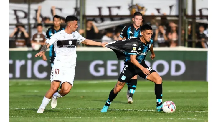 Sobre la hora y por el VAR: Racing le ganó a Platense para mantener la cima del torneo