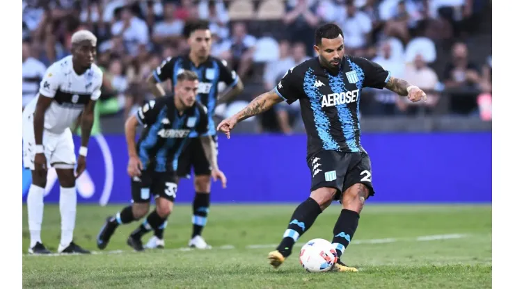 El VAR le dio una mano a Racing: ¿Había offside en el penal que cometió Platense?