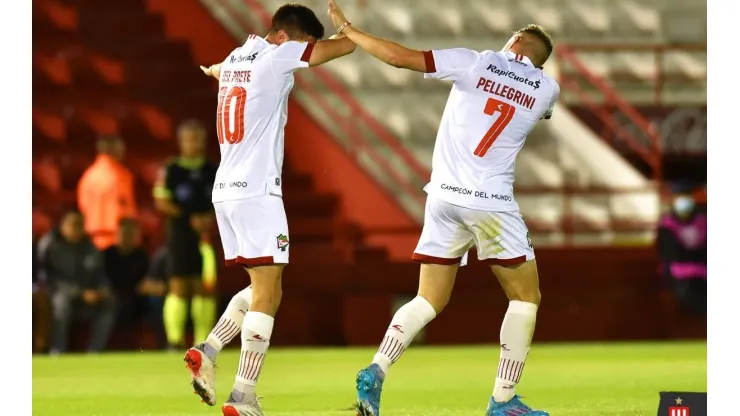 Estudiantes arrasó con Barracas y recuperó la punta de la Zona B en la Copa de la Liga
