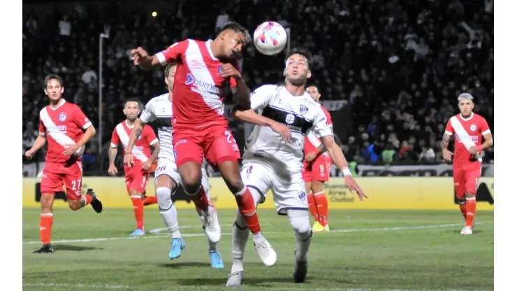 Argentinos tenía el clásico, pero Platense le amargó la noche y le complicó la clasificación