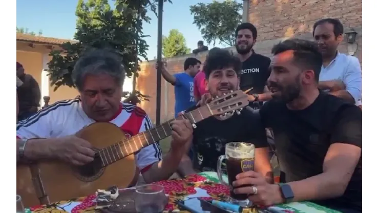 Puro disfrute: el video viral de Tevez tomando fernet y cantando folklore con un hincha de River