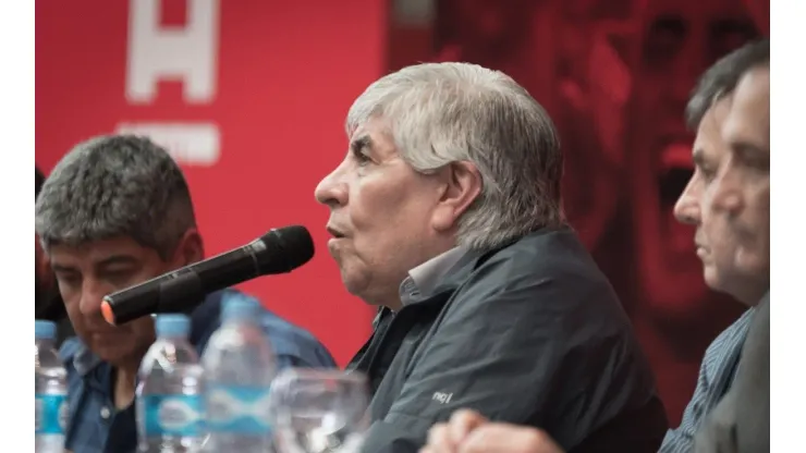 Hugo Moyano podría renunciar a su cargo en Independiente.
