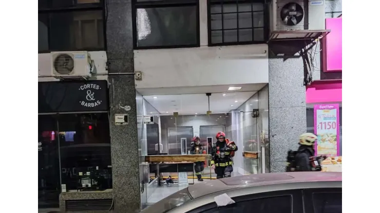 Los bomberos en el edificio.
