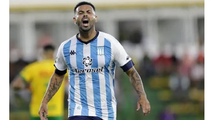 Enojados por el presente de Cardona, los hinchas de Racing empapelaron Avellaneda: "Deja de robar"