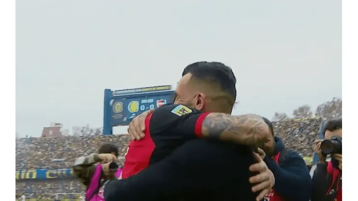 VIDEO | El abrazo entre Pablo Pérez y Tevez antes del Clásico