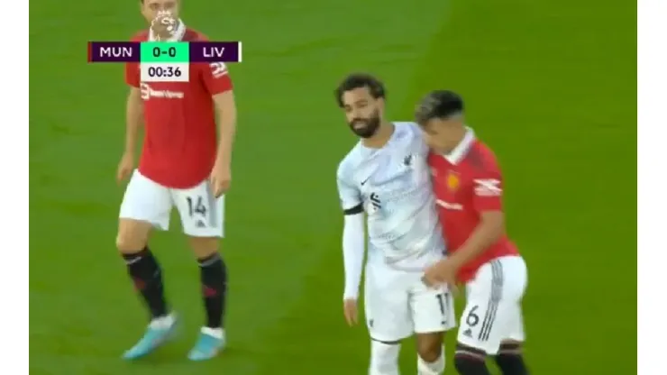 VIDEO | ¡Le marcó la cancha! El cruce de Lisandro Martínez con Salah antes del minuto de juego