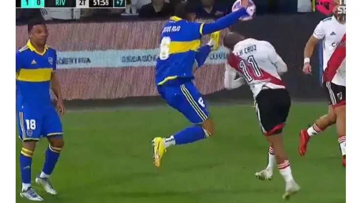 La patada al estilo "kung fu" de Marcos Rojo en el Superclásico que ya llegó a Inglaterra