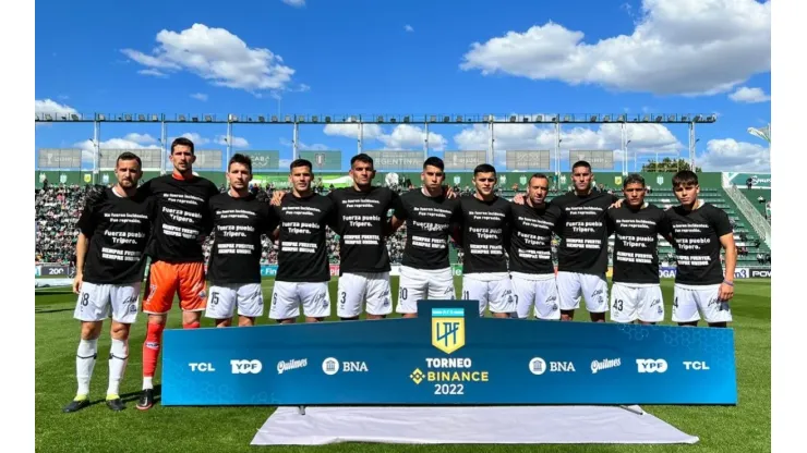 Tras la barbarie, y con una remera particular, el plantel de Gimnasia pidió justicia por Lolo Regueiro