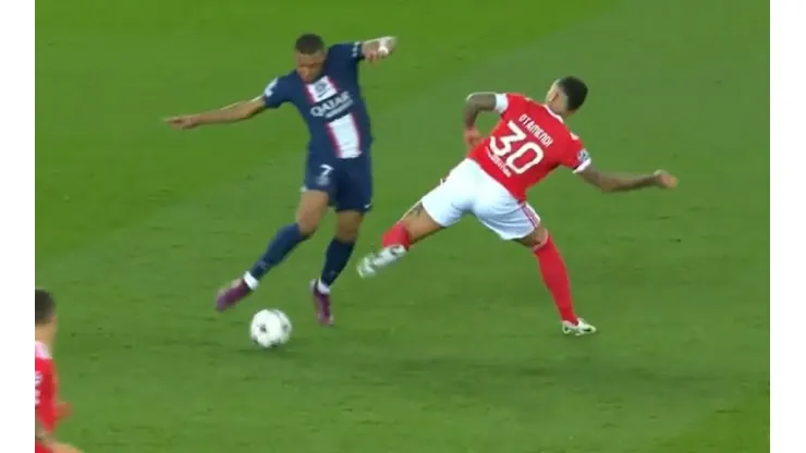 VIDEO | La brutal patada de Otamendi a Mbappé en el duelo por Champions